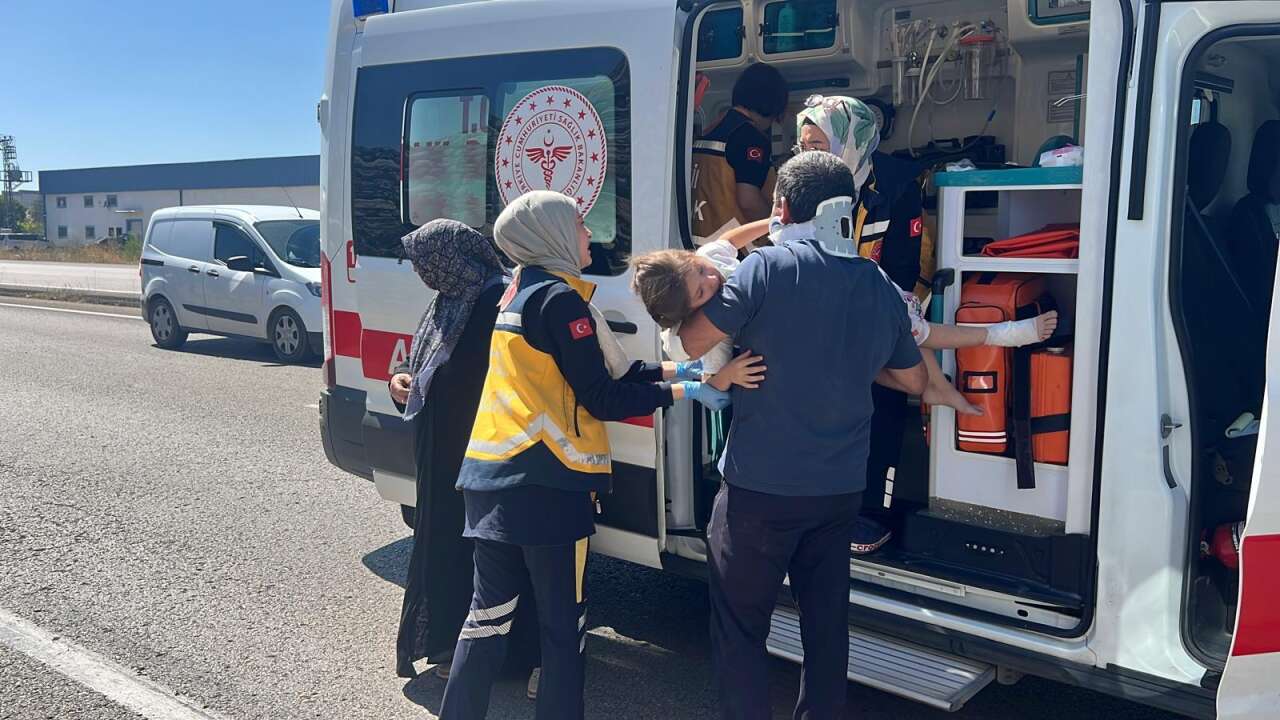 Çekici ile traktör çarpıştı! 4’ü çocuk 6 yaralı var 1